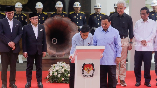 Pasangan Capres serta Cawapres Nomor Urut 2 Prabowo Subianto (kanan) kemudian Gibran Rakabuming Raka (kiri) pada waktu melakukan penandatanganan Deklarasi Kampanye pemilihan raya Damai 2024 pada KPU, Jakarta, Hari Senin (27/11/2024). [Suara.com/Alfian Winanto]