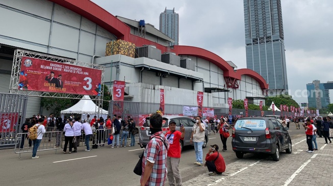 Sejumlah relawan pendukung capres-cawapres Ganjar Pranowo-Mahfud MD mulai mendatangi acara Rapat Koordinasi Nasional (Rakornas) di JiExpo Kemayoran, Jakarta, Senin (27/11/2023). (Suara.com/Bagaskara)