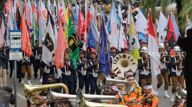 Kirab Bendera Partai Politik Peserta Pemilu saat Deklarasi Kampanye Pemilu Damai 2024 di Gedung KPU, Jakarta, Senin (27/11/2023). [Suara.com/Alfian Winanto]