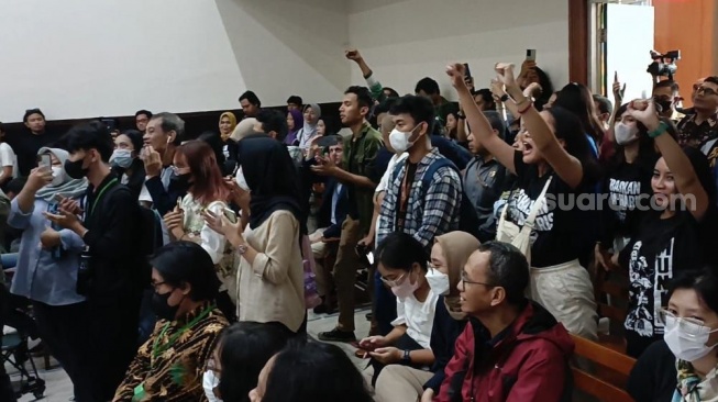 Sidang Pleidoi Kasus Lord Luhut, Pekikan 'Bebaskan Haris-Fatia' Menggema di Ruang Sidang