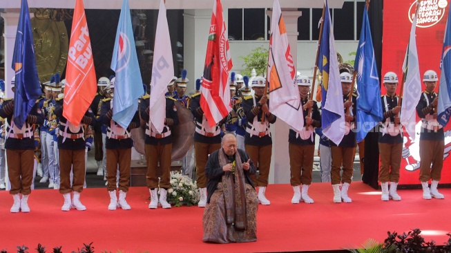 Pendiri Museum Rekor Indonesia (MURI) Jaya Suprana memberikan sambutan sebelum memberikan piagam penghargaan MURI di Gedung KPU, Jakarta, Senin (27/11/2023). [Suara.com/Alfian Winanto]