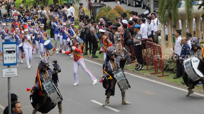 Kirab Bendera Partai Politik Peserta Pemilu saat Deklarasi Kampanye Pemilu Damai 2024 di Gedung KPU, Jakarta, Senin (27/11/2023). [Suara.com/Alfian Winanto]