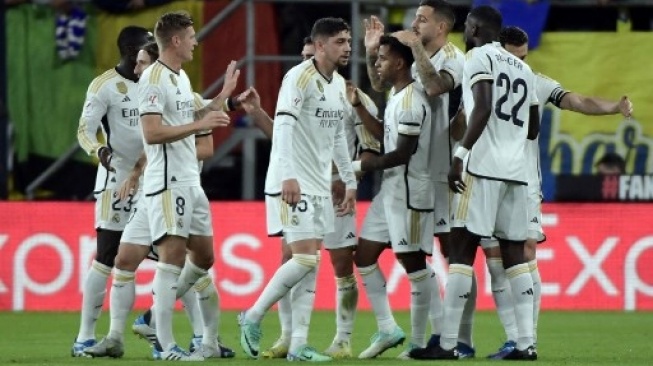 Para pemain Real Madrid merayakan gol Rodrygo (ketiga kanan) saat menghadapi Cadiz CF dalam lanjutan Liga Spanyol di Nuevo Mirandilla stadium di Cadiz, 26 November 2023. CRISTINA QUICLER / AFP