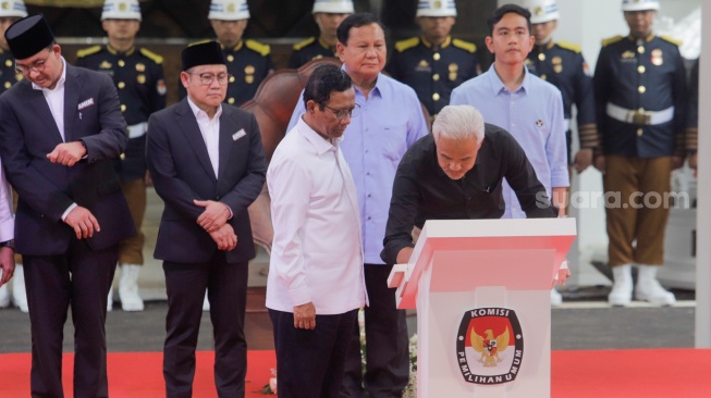 Pasangan Capres dan Cawapres Nomor Urut 3 Ganjar Pranowo (kanan) dan Mahfud MD (kiri) saat menandatangani Deklarasi Kampanye Pemilu Damai 2024 di KPU, Jakarta, Senin (27/11/2024). [Suara.com/Alfian Winanto]