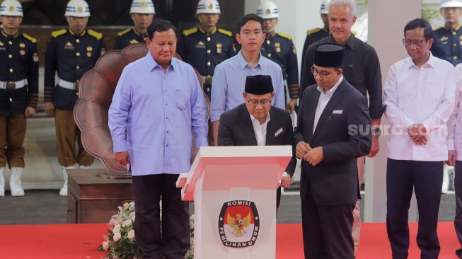 Pasangan Capres dan Cawapres Nomor Urut 1 Anies Baswedan (kanan) dan Muhaimin Iskandar (kiri) saat menandatangani Deklarasi Kampanye Pemilu Damai 2024 di KPU, Jakarta, Senin (27/11/2024). [Suara.com/Alfian Winanto]