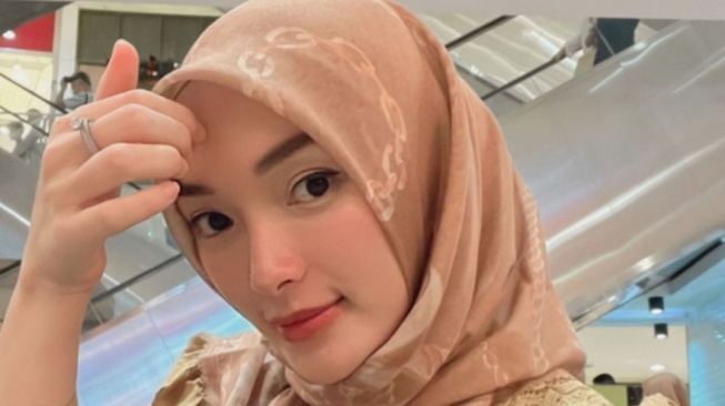 Zaskia Gotik Manglingi Tampil Pakai Hijab Panjang, Dikira Inara Rusli