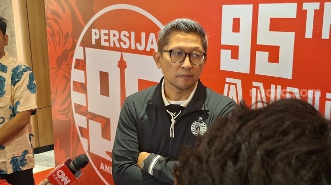 Presiden Persija Mohamad Prapanca saat memberikan keterangan pers kepada awak media di Kawasan Senayan, Jakarta, Selasa (28/11/2023). (Suara.com/Adie Prasetyo Nugraha).