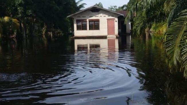 Sebanyak 900 rumah di sejumlah desa di Kecamatan Bantan Bengkalis tergenang banjir. [Dok Humas Bengkalis]