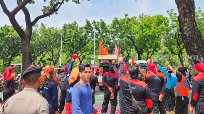 Partai Buruh menggelar aksi unjuk rasa di depan Balai Kota DKI Jakarta, Gambir, Jakarta Pusat. (Suara.com/Fakhri)