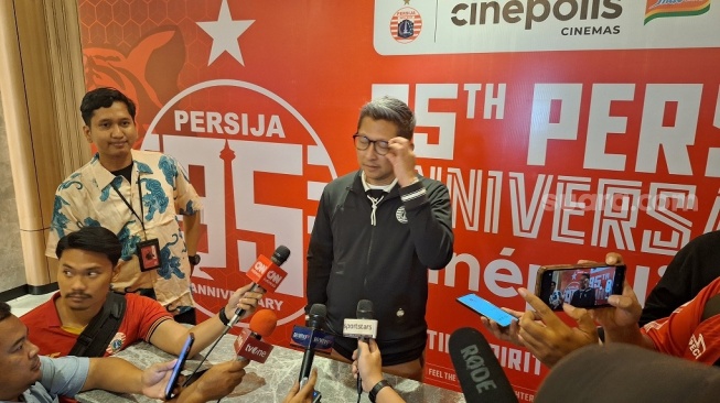 Presiden Persija Mohamad Prapanca saat memberikan keterangan pers kepada awak media di Kawasan Senayan, Jakarta, Selasa (28/11/2023). (Suara.com/Adie Prasetyo Nugraha).