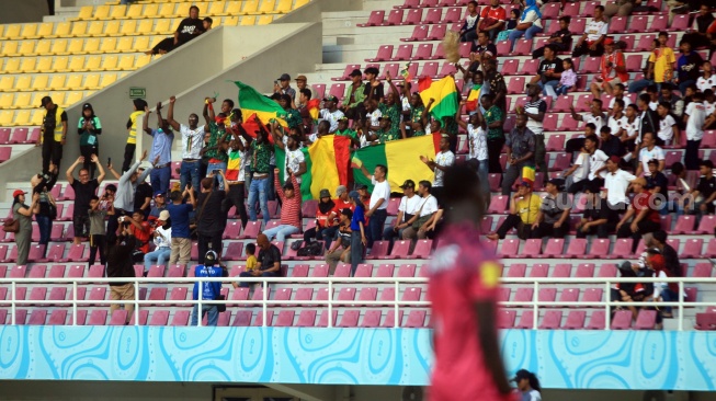 Suporter Timnas Mali U-17 saat mendukung tim kesayangannya dalam babak penyisihan Piala Dunia U-17 2023 di Stadion Manahan, Solo. [Suara.com/Ronald Seger Prabowo]