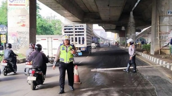 Pengendara Wajib Waspada Saat Lewati Jalan Sholeh Iskandar, Ada Minyak Goreng Tumpah