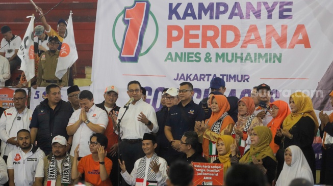 Calon Presiden (Capres) Nomor Urut 1 Anies Baswedan (tengah) menyampaikan orasi politiknya saat menggelar kampanye perdana di GOR Ciracas, Jakarta, Selasa (28/11/2023). [Suara.com/Alfian Winanto]