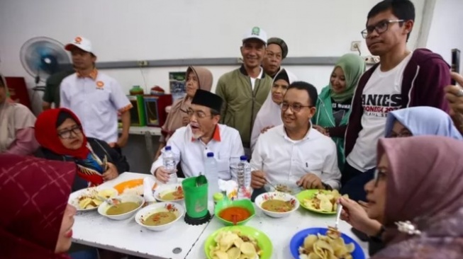 Anies Baswedan Makan Soto dan Doclang di Jembatan Merah, Pedagang: Semoga Pendapatan Kami Meningkat