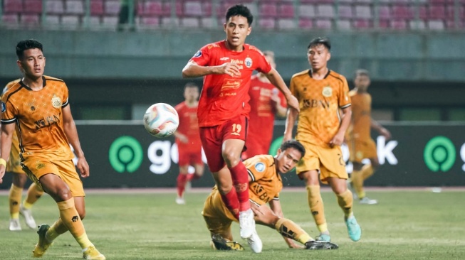 Gelandang Persija Jakarta, Hanif Sjahbandi saat menghadapi Bhayangkara FC di pekan ke-20 BRI Liga 1 2023/2024 di Stadion Patriot Candrabhaga, Bekasi, Senin (28/11/2023). (Dok. Persija) 