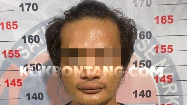 Tersangka berinisial MR (25) diringkus polisi. [KlikKaltim.com]