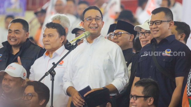 Calon Presiden (Capres) Nomor Urut 1 Anies Baswedan (tengah) menyampaikan orasi politiknya saat menggelar kampanye perdana di GOR Ciracas, Jakarta, Selasa (28/11/2023). [Suara.com/Alfian Winanto]