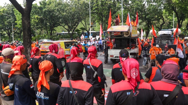 Massa dari Partai Buruh dan sejumlah aliansi buruh melakukan unjuk rasa di depan Kantor Balai Kota DKI Jakarta, Selasa (28/11/2023). [Suara.com/Alfian Winanto]