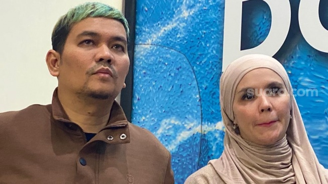 Indra Bekti dan Aldila Jelita di kawasan Tanjung Duren, Jakarta Barat, Senin (27/11/2023). [Pahami.id/Tiara Rosana]