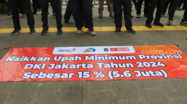 Massa dari Partai Buruh dan sejumlah aliansi buruh melakukan unjuk rasa di depan Kantor Balai Kota DKI Jakarta, Selasa (28/11/2023). [Suara.com/Alfian Winanto]