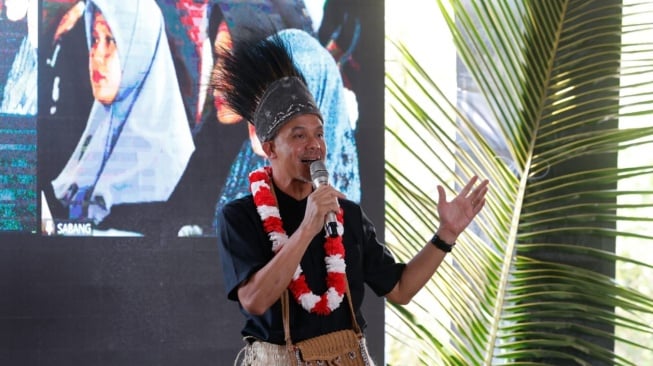 Calon presiden RI nomor urut 3, Ganjar Pranowo, kampanye hari pertama di salah satu desa di Merauke, Papua, Selasa (28/11/2023). [Foto: Tim Media Ganjar-Mahfud]