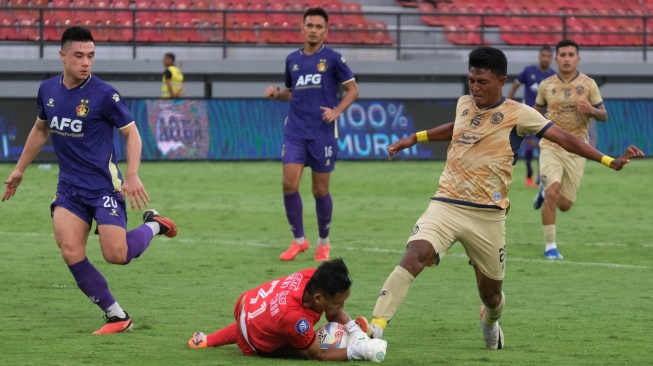 Hasil BRI Liga 1: Dapat Dua Hadiah Penalti, Arema FC Libas Persis Solo 3-1