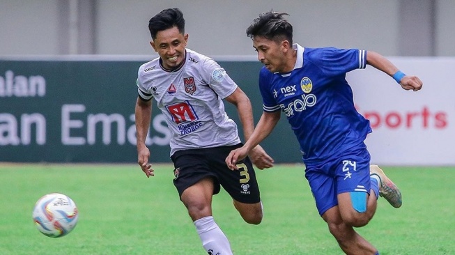 Gelandang PSIM Yogyakarta, Arya Gerryan berduel merebutkan bola saat menghadapi Malut United pada Liga 2 2023/2024, di Stadion Mandala Krida, Kota Jogja, Sabtu (25/11/2023). (Instagram/@psimjogja_official)