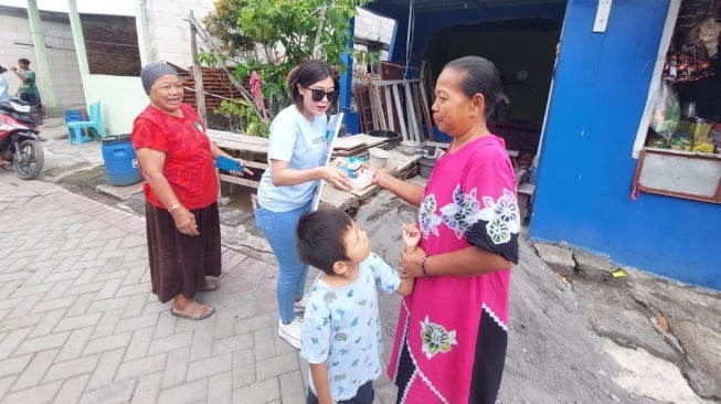 Tak Kumpulkan Massa di Hari Pertama Kampanye, TKD Prabowo-Gibran Jateng Bagikan Paket Makanan Bergizi ke Warga Semarang