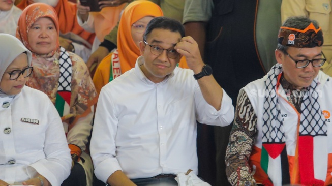Calon Presiden (Capres) Nomor Urut 1 Anies Baswedan (tengah) pada waktu mengadakan kampanye perdana di dalam GOR Ciracas, Jakarta, Selasa (28/11/2023). [Suara.com/Alfian Winanto]