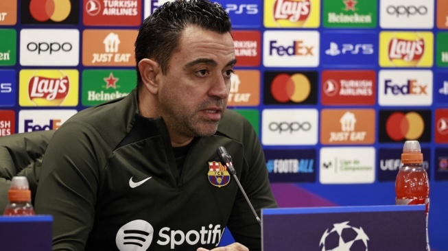 Pelatih Barcelona, Xavi Hernandez memberikan keterangan pers jelang laga Liga Champions di Stadion Olimpic Lluis Companys, Katalunya. [JOSE JORDAN / AFP]