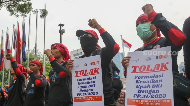 Massa dari Partai Buruh dan sejumlah aliansi buruh melakukan unjuk rasa di depan Kantor Balai Kota DKI Jakarta, Selasa (28/11/2023). [Suara.com/Alfian Winanto]