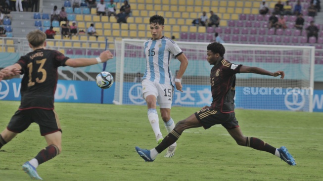 Bek Timnas Argentina U-17, Juan Gimenez berusaha melepas umpan di laga melawan Jerman dalam semifinal Piala Dunia U-17 2023 di Stadion Manahan, Solo, Selasa (28/11/2023). [Suara.com/Ronald Seger Prabowo]