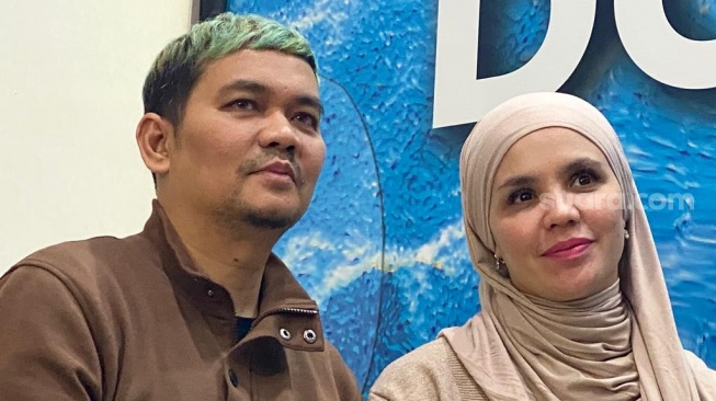 Indra Bekti dan Aldila Jelita di kawasan Tanjung Duren, Jakarta Barat, Senin (27/11/2023). [Pahami.id/Tiara Rosana]