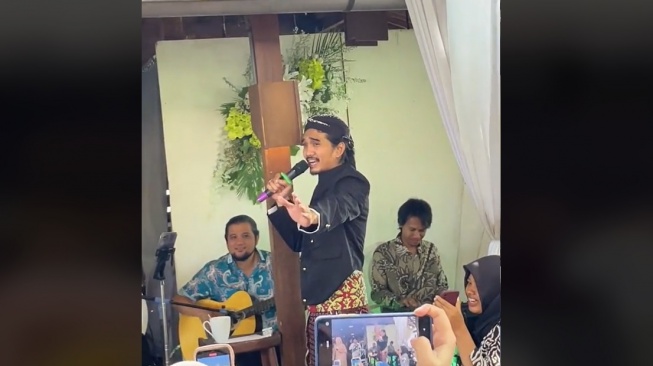 Tangkapan layar Duta Sheila on 7 saat sumbang lagu di acaran pernikahan keponakannya di Srawung Resto dan Kopi, Sleman. (TikTok/@jogjafooddestination)