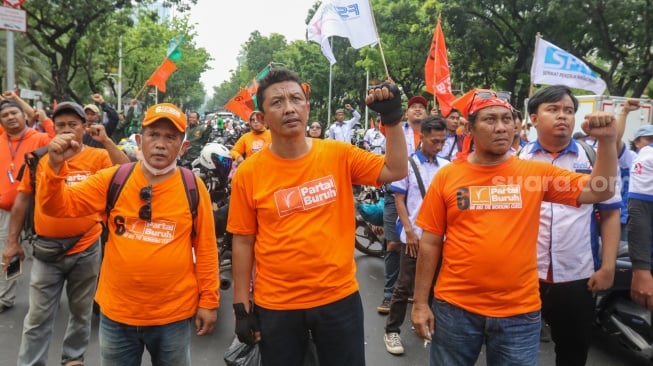 Massa dari Partai Buruh dan sejumlah aliansi buruh melakukan unjuk rasa di depan Kantor Balai Kota DKI Jakarta, Selasa (28/11/2023). [Suara.com/Alfian Winanto]