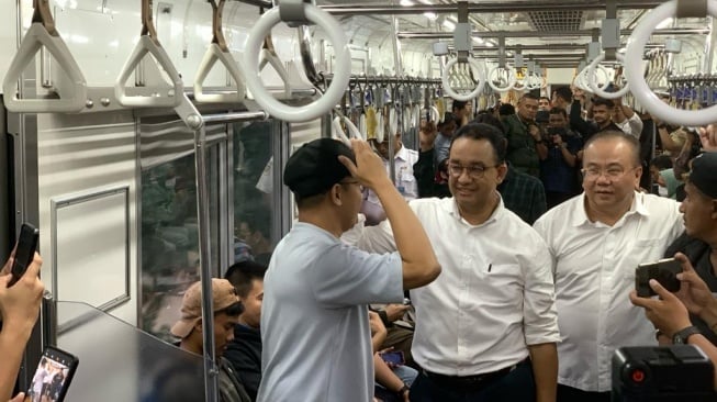 Usai Seharian Kampanye, Mulai dari Tanah Merah hingga Bogor, Anies Pilih Pulang ke Jakarta Naik KRL