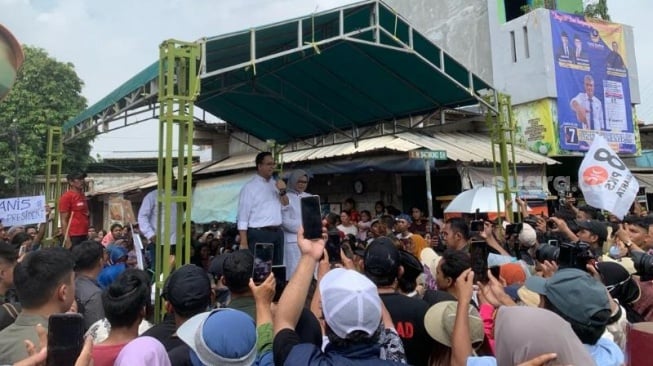 Capres nomor urut 1 Anies Baswedan yang didampingi istri Fery Farhati saat berkampanye di kawasan Tanah Merah, Jakarta Utara. (Suara.com/Rakha)