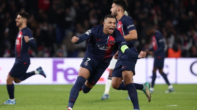 Penyerang Paris Saint-Germain #07 Kylian Mbappe melakukan selebrasi usai mencetak gol pada laga pekan kelima Grup F Liga Champions 2023-2024 antara Paris Saint-Germain vs Newcastle United pada 28 November 2023 di Stadion Parc des Princes di Paris.  FRANK FIFE / AFP.