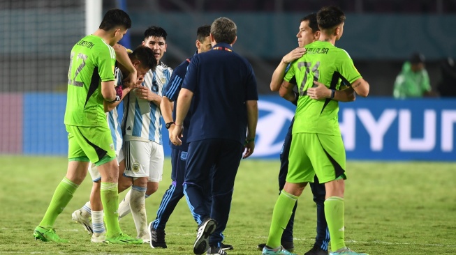 A number of Argentine national team footballers expressed their sadness after being defeated by the German national team in the 2023 U-17 World Cup semifinal match at Manahan Stadium, Solo, Central Java, Tuesday (28/11/2023).  Germany managed to advance to the final through a penalty shootout with a score of 4-2 after previously drawing 3-3.  BETWEEN PHOTOS/Akbar Nugroho Gumay/foc.