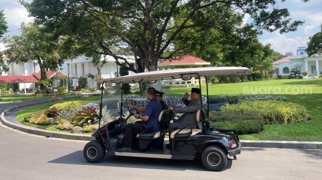 Menhan Prabowo Subianto saat menghadiri pelantikan KSAD Jenderal Maruli Simanjuntak di Istana Negara. (Suara.com/Novian)