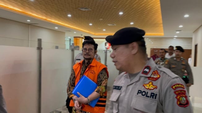 Mantan Mentan Syahrul Yasin Limpo alias SYL setelah diperiksa terkait kasus dugaan pemerasan oleh Firli Bahuri di Bareskrim Polri, Jakarta, Rabu (29/11/2023) malam. [Suara.com/Yasir]