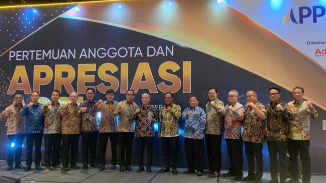 Deputi Komisioner Pengawas Lembaga Pembiayaan dan Lembaga Jasa Keuangan Lainnya Otoritas Jasa Keuangan (OJK), Bambang W. Budiawan  didampingi Ketua Umum APPI, Suwandi Wiratno bersama pengurus APPI serta CEO Astra Financial seusai acara penganugerahan Lifetime Achievement in Multifinance Industry untuk Suparno Djasmin [Astra Financial]