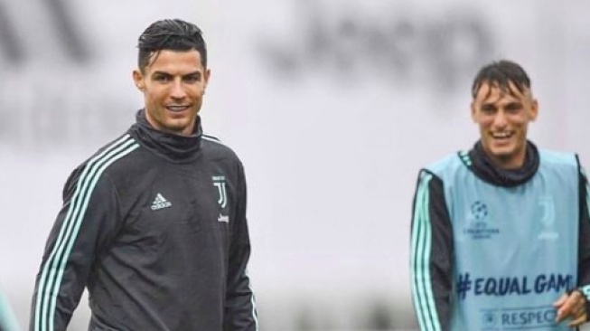 Stefano Beltrame ketika latihan bersatu Cristiano Ronaldo di area Juventus. (Instagram/stefano_beltrame)