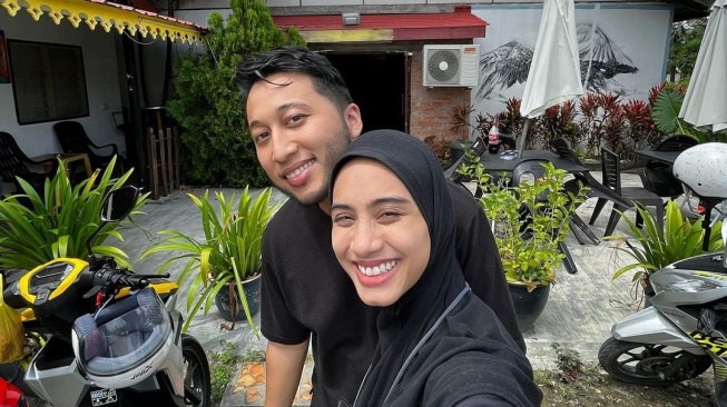 Alif Teega dan Aisyah Hijanah, pasangan influencers yang viral di TikTok setelah sang suami ketahuan diam-diam berpoligami saat istri mengandung. (Instagram/@alifteega)