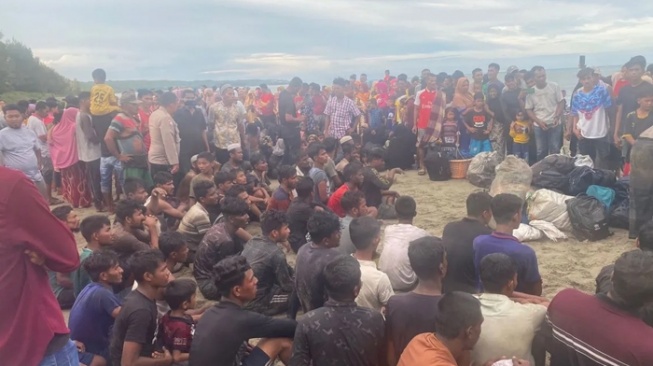 Pengungsi Rohingya saat mendarat di kawasan pesisir pantai Kabupaten Pidie, Aceh Selasa (14/11/2023). [Antara]