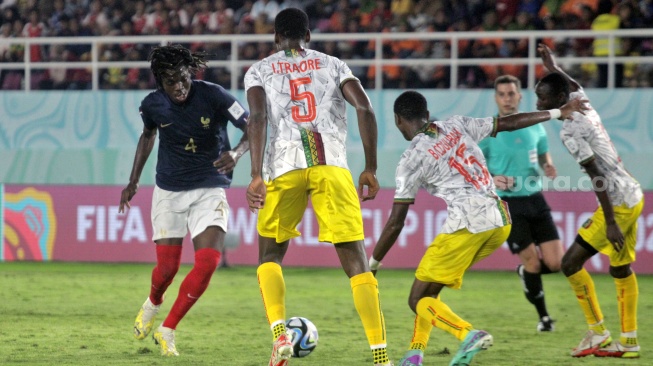 Bek Timnas Prancis U-17, Bastien Meupiyou berusaha melewati pemain Mali dalam semifinal Piala Dunia U-17 2023 di Stadion Manahan, Solo, Selasa (28/11/2023) malam. [Suara.com/Ronald Seger Prabowo]