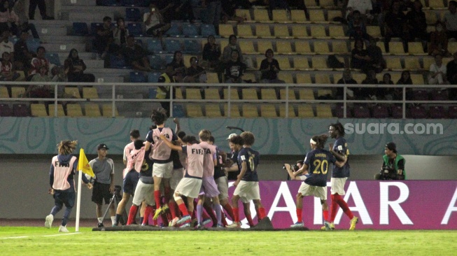 Para pemain Timnas Prancis U-17 merayakan gol ke gawang Mali dalam semifinal Piala Dunia U-17 2023 di Stadion Manahan, Solo, Selasa (28/11/2023) malam. [Suara.com/Ronald Seger Prabowo]