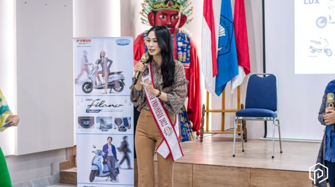 Miss Kim, demikian ia biasa disapa, memberikan tips agar siswa-siswi SMAN 6 tetap tampil fashionable menggunakan tunggangan Yamaha Grand Filano dan Yamaha Fazzio [PT YIMM]