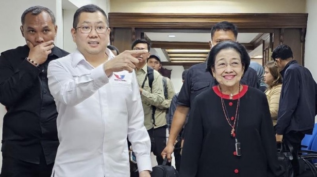 Ketua Umum PDIP Megawati Soekarnoputri dan Ketua Partai Perindo Hary Tanoe  menggelar rapat mingguan bersama Tim Pemenangan Nasional (TPN) Ganjar-Mahfud di Gedung High End, Kebon Sirih, Jakarta, Rabu (29/11/2023). (Dok. Tim Media Ganjar-Mahfud)