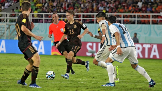 Bek Timnas Jerman U-17, Maximilian Hennig berusaha menembus pertahanan Argentina dalam semifinal Piala Dunia U-17 2023 di Stadion Manahan, Solo, Selasa (28/11/2023) sore. [Ronald Seger Prabowo]